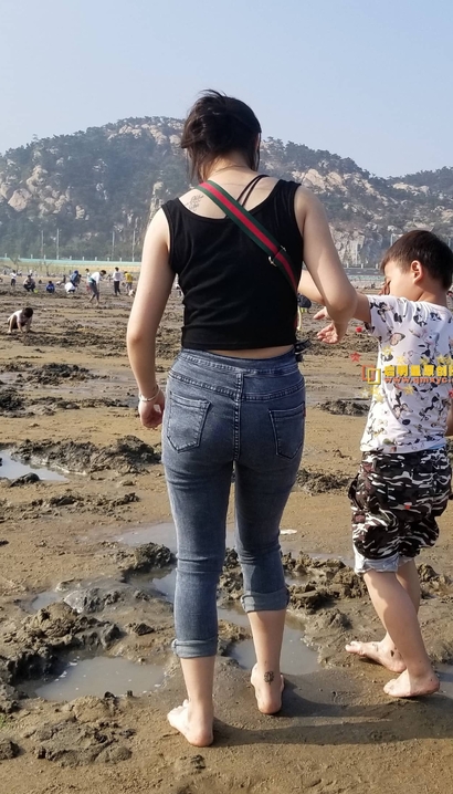 一个娉婷婀娜的前卫牛仔裤紧臀女生[CV-PJ0Q]